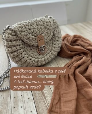 Háčkovaná kabelka v celé své kráse A teď dilema… který popruh vede? Na fotkách uvidíš dvě úplně jiné nálady: 🧶 Háčkovaný...