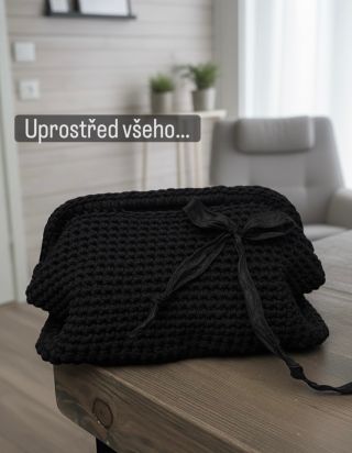 Moje oblíbená kombinace: kovový rámeček + Polyesterová Mila 3mm. Výsledek? Kabelka, která působí jemně, ale je krásně...