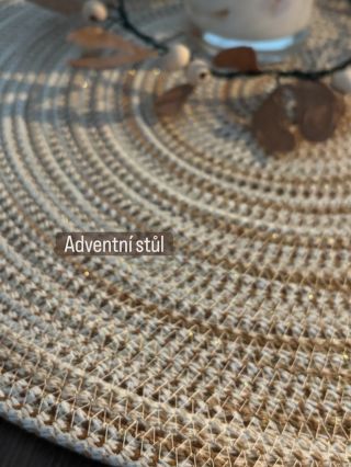 První advent A já vám chci ukázat, jak krásně může vypadat váš stůl s naší vánoční šňůrou na šití Mila. Ušila jsem z ní...
