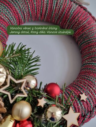 🎄 Vánoční tvoření z bavlněné šňůry Věnec, který vznikl z vánočních bavlněných šňůr – jednoduchý základ, ale nekonečno...
