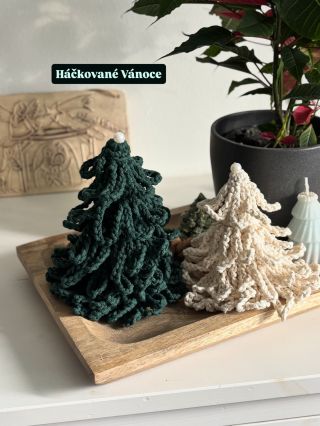 Malé háčkované stromečky, které vznikly jen tak pro radost 🎄 Pokud bys je chtěla zkusit také, návod není můj, ale ráda ti...